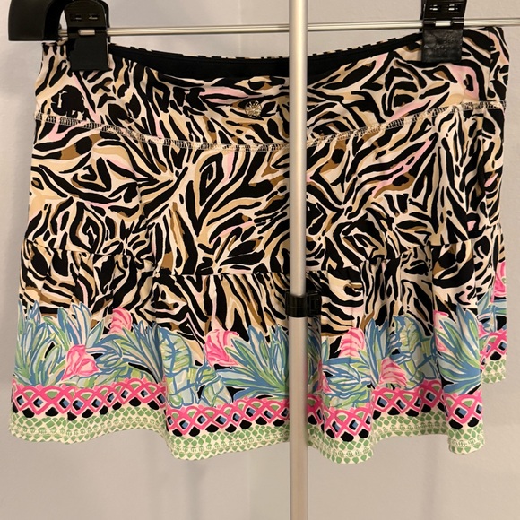 Lilly Pulitzer Luxletic Gardenia Skort in the "Can You Zee Me" Onyx - Picture 3 of 4